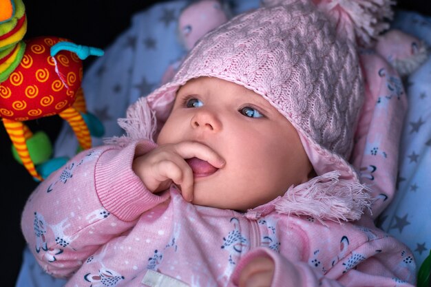 Mignonne petite fille aux yeux bleus