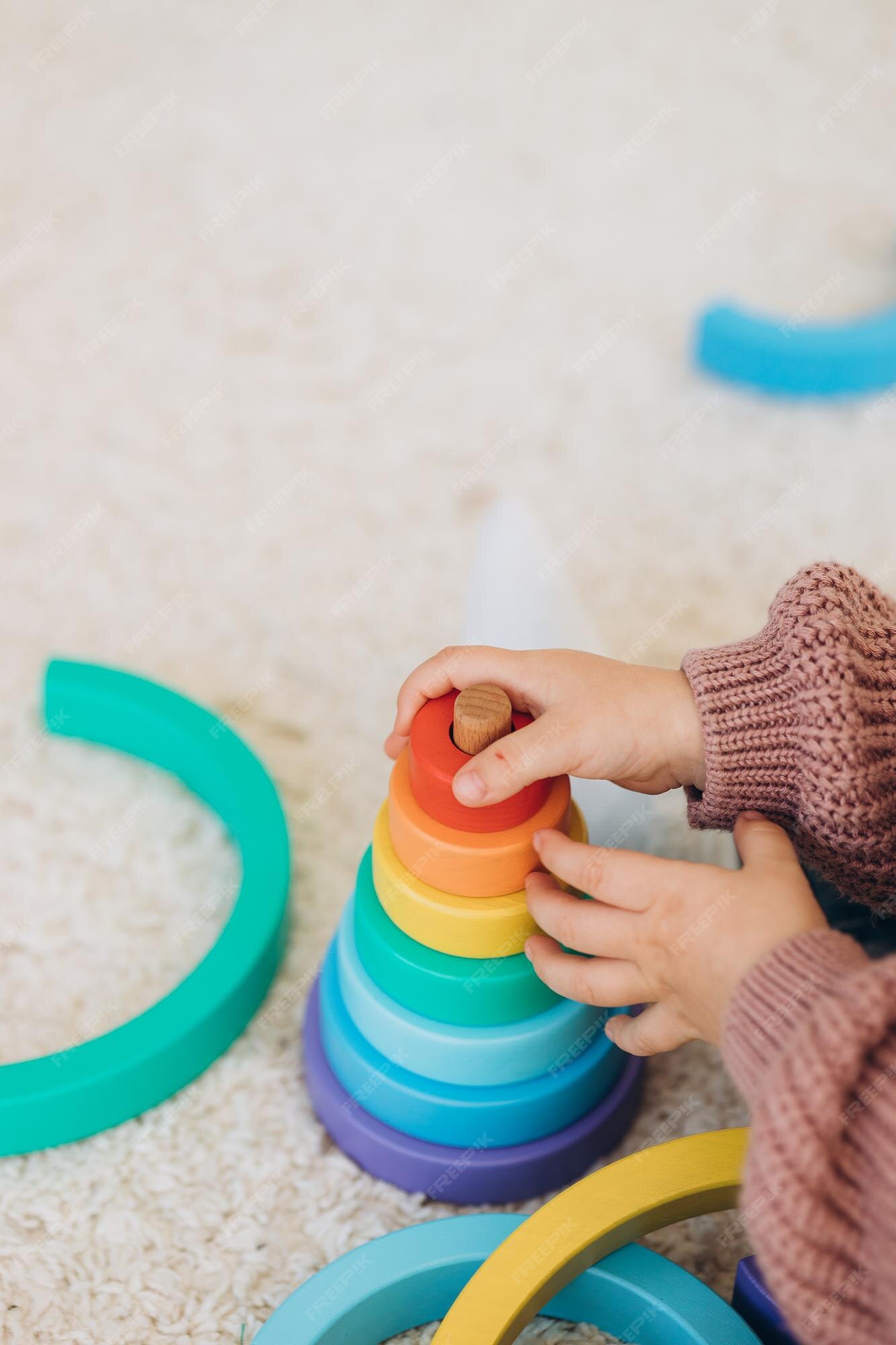 Mignonne Petite Fille En Bas âge Jouant à La Maison Avec Des Jouets En Bois  écologiques Heureux Enfant Coupant Des Légumes Et Des Fruits Avec Un  Couteau Jouet L'enfant Jouant à Des Jeux éducatifs