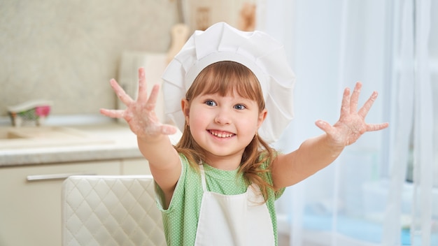 Mignonne Petite Fille Chef Montrant Sa Paume