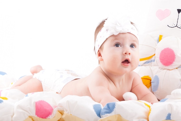 Mignonne petite fille en couche blanche