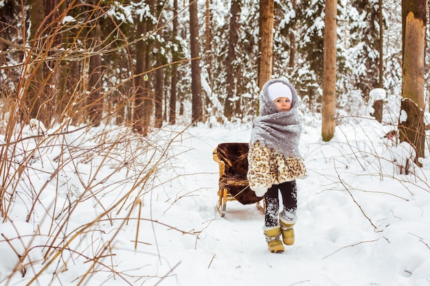 Mignonne petite fille dans des vêtements chauds en hiver