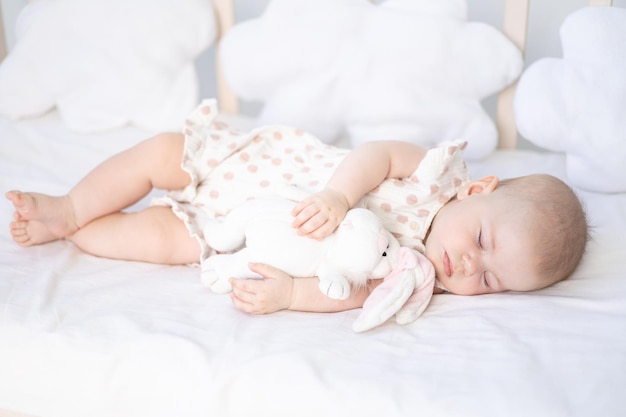 Mignonne petite fille dormant dans son berceau à la maison