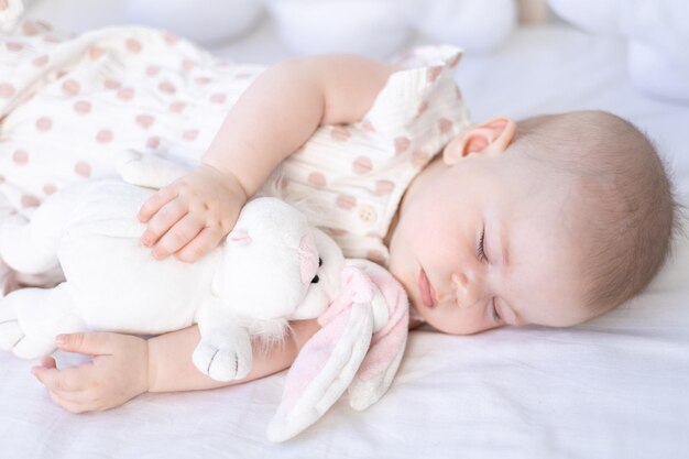 Mignonne petite fille dormant dans son berceau à la maison