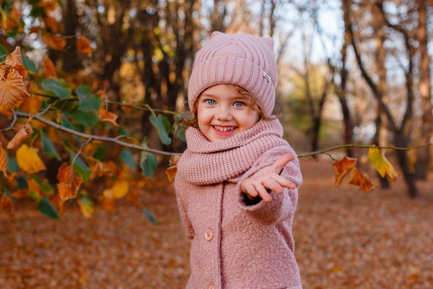 Mignonne petite fille élégante dans le parc d'automne