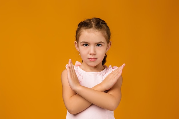 Mignonne petite fille enfant faisant un geste d'arrêt