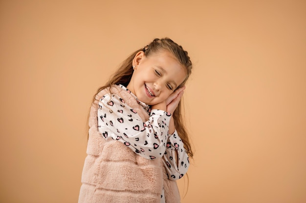 Mignonne petite fille enfant fait un geste de sommeil