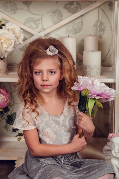 Mignonne petite fille enfant avec des fleurs de printemps