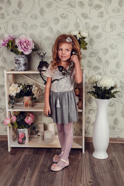 Mignonne petite fille enfant avec des fleurs de printemps