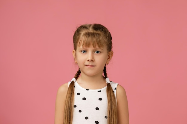 Mignonne petite fille enfant souriante l