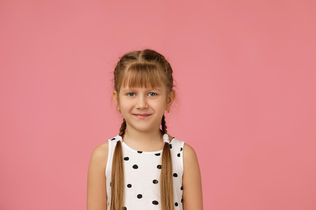 Mignonne petite fille enfant souriante l