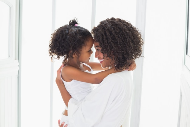 Mignonne petite fille étreignant sa mère