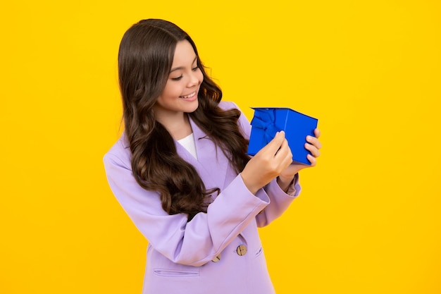 Mignonne petite fille féliciter avec la Saint Valentin en donnant une boîte-cadeau romantique Présenter le concept d'anniversaire de salutation et de cadeau