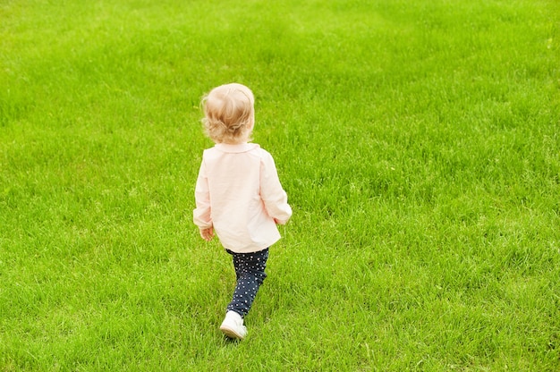 Mignonne petite fille jouant dans le parc de l&#39;été. Scène de la nature avec la famille en plein air