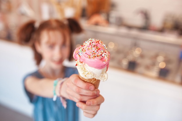 Mignonne petite fille mangeant des glaces à la cafétéria