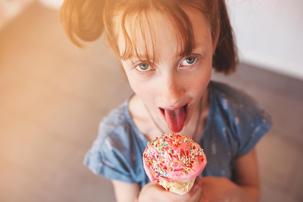 Mignonne petite fille mangeant des glaces à la cafétéria