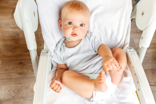 Mignonne petite fille nouveau-née avec un visage souriant regardant la caméra sur fond blanc bébé bébé au repos...