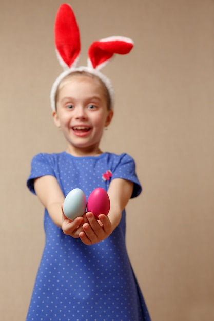 Mignonne petite fille avec des oreilles de lapin et des oeufs de Pâques. mise au point sélective