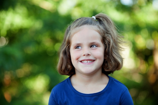 Mignonne petite fille sur le parc