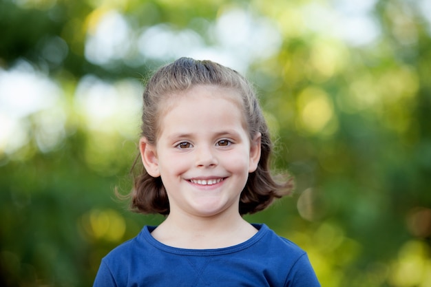 Mignonne petite fille sur le parc