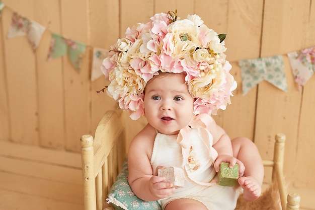 Mignonne petite fille posant pour la fête des mères