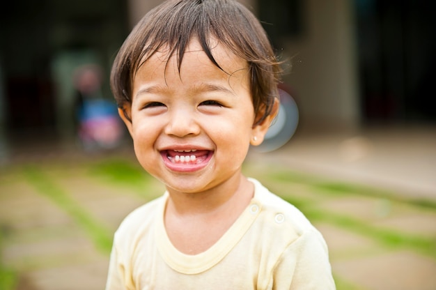 Mignonne petite fille s'amusant dans la cour