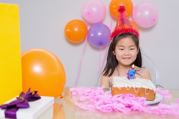 Mignonne petite fille à sa fête d&#39;anniversaire