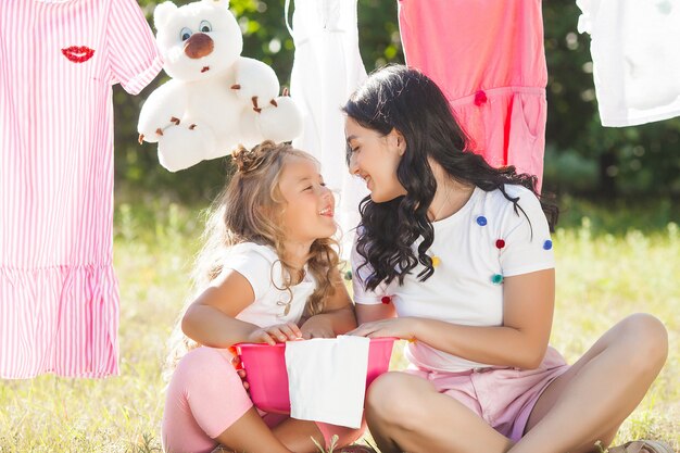 Mignonne petite fille et sa mère laverie