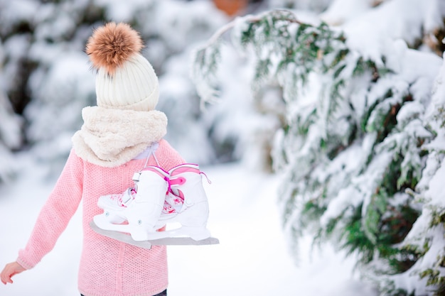 Mignonne petite fille va skate en extérieur.