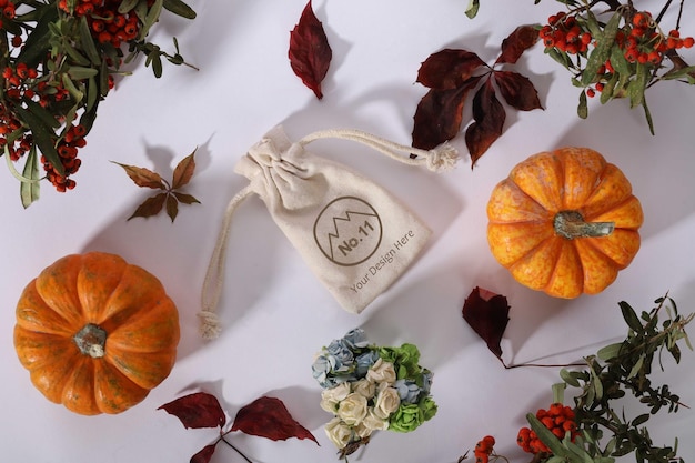 Mignonne petite maquette de sac isolée sur fond blanc avec des fleurs et du potiron