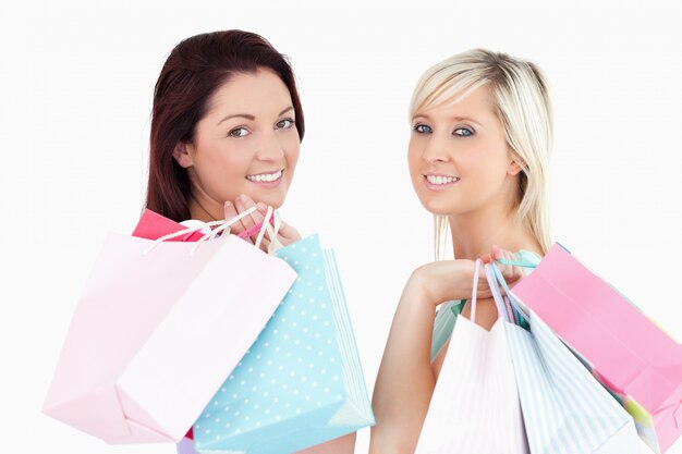 Mignonnes jeunes femmes avec des sacs à provisions