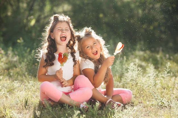 Mignonnes petites copines s'amusant ensemble