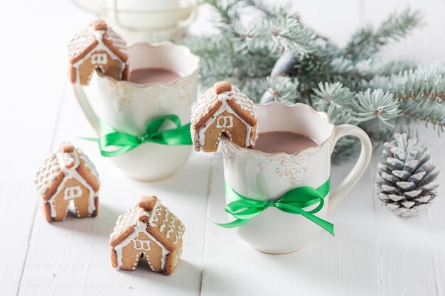 Mignons cottages en pain d'épice avec du cacao savoureux à Noël