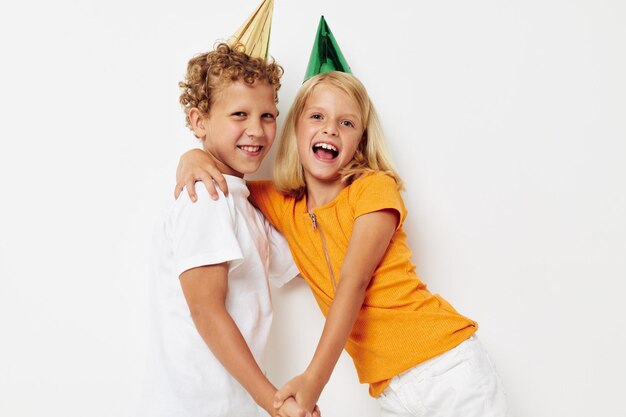 Mignons enfants d'âge préscolaire en casquettes multicolores anniversaire vacances émotion mode de vie inchangé