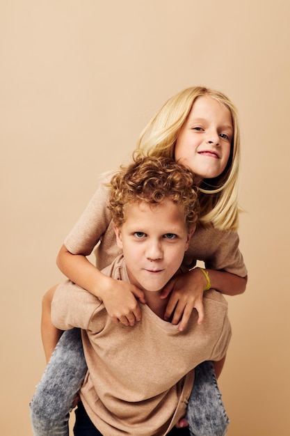 De mignons enfants élégants gesticulent avec leurs mains jointes style de vie inchangé