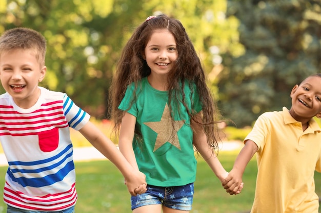 Mignons petits enfants jouant dans le parc