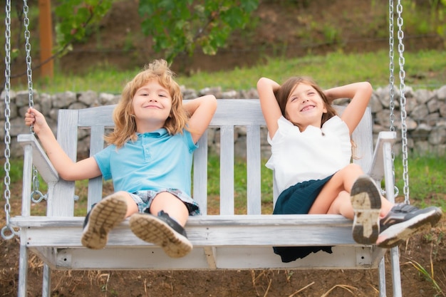 Mignons petits enfants jouant à l'extérieur portrait de deux jeunes enfants heureux au parc de printemps mignon amour