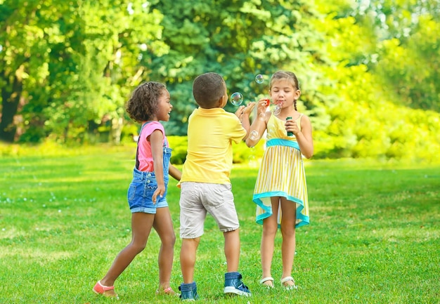 Mignons petits enfants jouant à l'extérieur