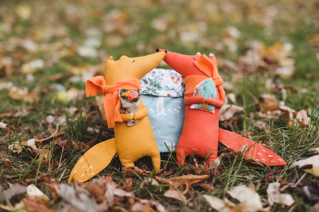 De mignons petits jouets sont assis dans un panier dans le jardin d'automne