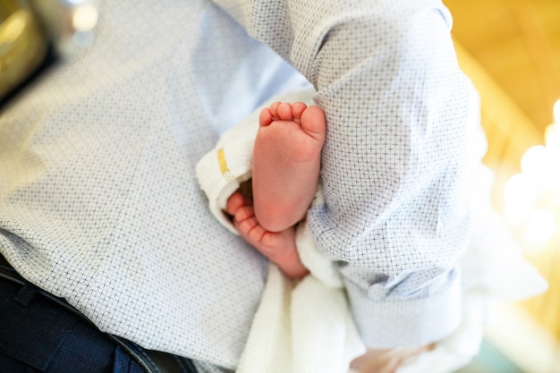 Mignons petits pieds de bébé l'après-midi