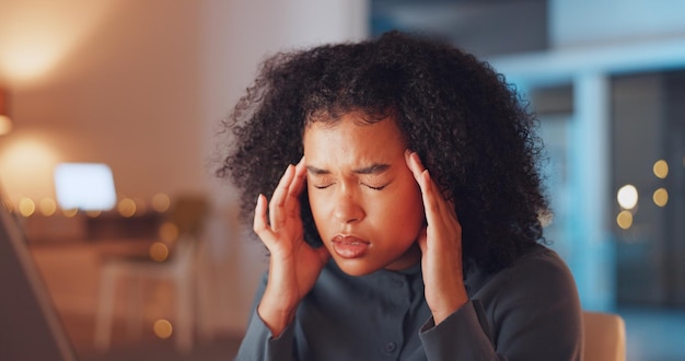 Migraine de stress et femme d'affaires au bureau la nuit travaillant sur un projet d'entreprise avec une date limite Maux de tête de frustration et employée professionnelle fatiguée avec épuisement au travail