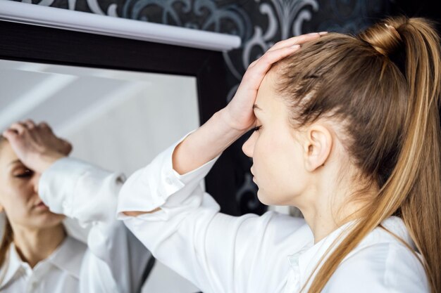 Migraines au travail maux de tête fréquents et capacité de travail épuisé femme d'affaires fatiguée avec