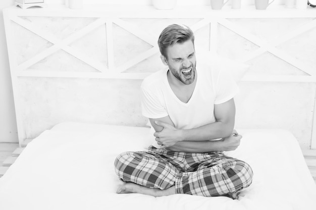 Migraines Les problèmes de sommeil peuvent entraîner des maux de tête le matin Bel homme se relaxant au lit Le ronflement peut augmenter le risque de maux de tête Symptôme courant de l'apnée du sommeil Causes des maux de tête tôt le matin