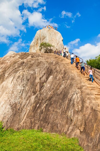 Mihintale Aradhana Gala ou rocher de méditation à l'ancienne ville de Mihintale près d'Anuradhapura, Sri Lanka