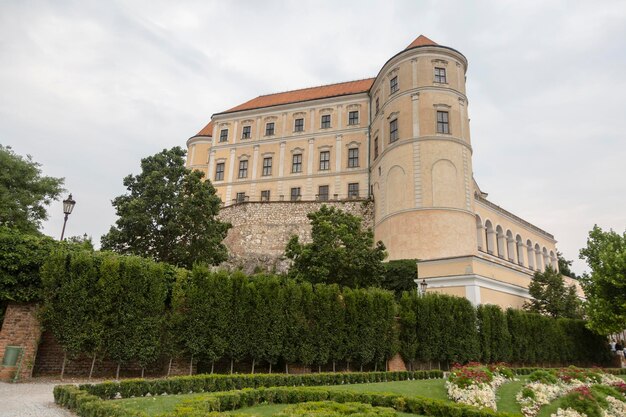 MIKULOV RÉPUBLIQUE TCHÈQUE juillet 28 2020 le château de Mikulov est l'ancien château du Liechtenstein et plus tard de Diestrichstein sur le rocher a été une dominante unique de l'horizon du centre-ville