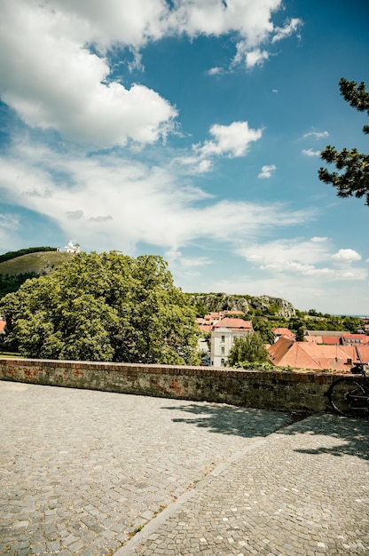 Mikulov République tchèque 2062021 Château de Mikulov en Moravie du sud République tchèque Vue depuis le jardin Vin destination de voyage