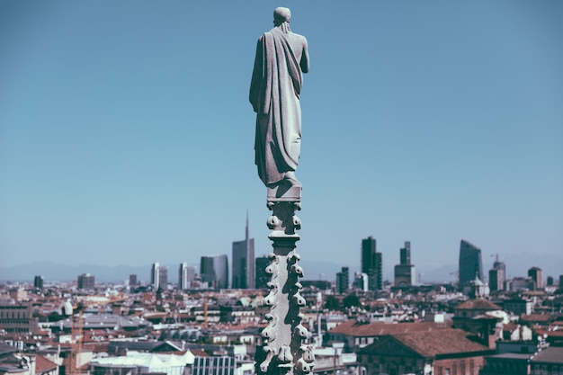 Milan, Italie - 27 juin 2018 : vue panoramique sur la ville de Milan avec des bâtiments modernes de la cathédrale de Milan (Duomo di Milano). Journée ensoleillée d'été et ciel bleu