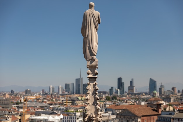 Milan, Italie - 27 juin 2018 : vue panoramique sur la ville de Milan avec des bâtiments modernes de la cathédrale de Milan (Duomo di Milano). Journée ensoleillée d'été et ciel bleu