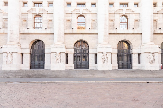 Photo milan italie circa mars 2022 bâtiment de la bourse borsa di milano finance italienne et centre d'affaires