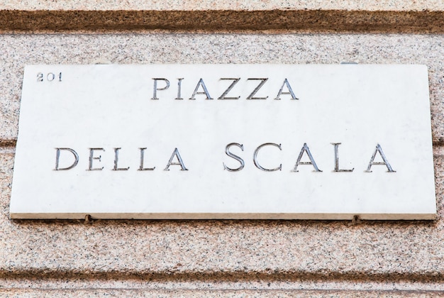 Milan, Italie. Plaque de rue de la célèbre place de la Scala, devant le théâtre de la Scala