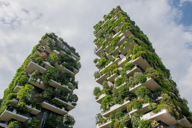 Milan porta nuova 30 MayIT2018 Bâtiments forestiers verticauxC'est appelé ainsi parce que chaque tour abritera des arbres entre 3 et 6 mètres qui aideront à atténuer le smog et à produire de l'oxygène